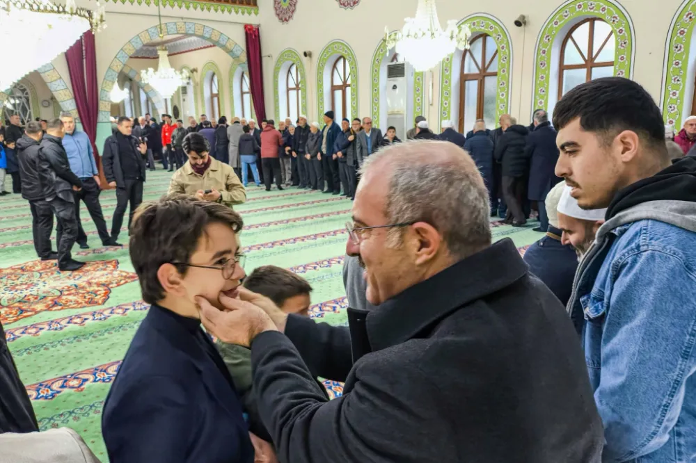 VALİ TORAMAN, BAYRAM NAMAZINDA VATANDAŞLARLA SAF TUTTU