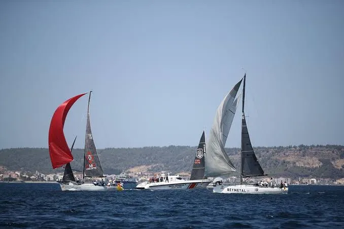 ÇANAKKALE BOĞAZINDA YELKENLER FORA